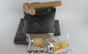 石臼コーヒー挽きとコーヒー豆のセットの特産品画像