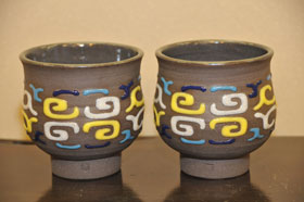 風神窯－黒泥釉盛上アイヌ紋湯呑２つセットの特産品画像