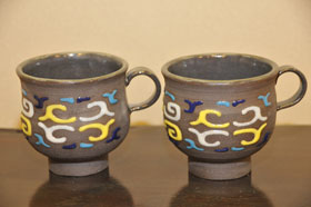 風神窯－黒泥釉盛上アイヌ紋マグカップ２つセットの特産品画像