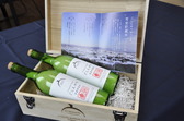 『雪室貯蔵米　「ごしんせつ」桐箱・ワインボトル入（4合×3本）』の特産品画像