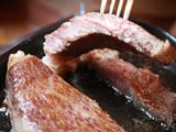 『米沢牛　焼き肉用肉８００g+サーロインステーキ２００g×１枚』の特産品画像