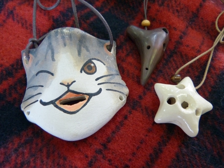 猫のハナリナ＋星型とオカリナ型のペンダントの特産品画像
