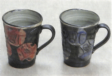 益子焼 椿紋彫ペアマグカップの特産品画像
