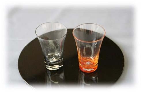 螺鈿ガラス/杯金桜(貝入)黒朱2個セット：高岡漆器の特産品画像