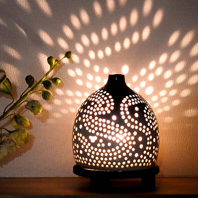 乾電池式LED照明器　螢の華光kiwami　陶器シェード　陶あかり (木製台座付き)の特産品画像