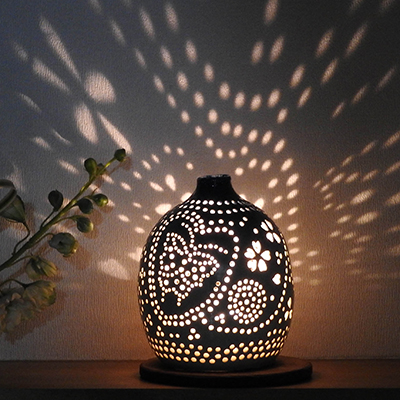 電池式LED照明器　螢の華光kiwami　陶器シェード　陶あかり煌き (木製台座付き)の特産品画像