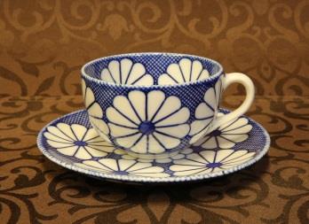 渋草焼染付内外菊紋紅茶碗の特産品画像
