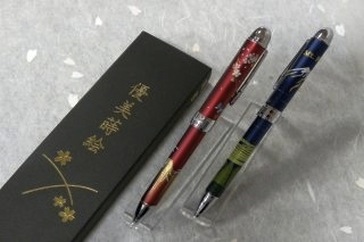 蒔絵風ボールペン「富士山と茶畑」または「富士山と枝垂桜」と特製ボールペン「富士のお山とかぐや姫」の特産品画像