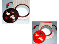 木製魔除の御縁鏡　椿兎　(朱もしくは赤溜)の特産品画像