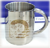 チタンマグカップ（ミラー仕上げ、光マーク入り）の特産品画像