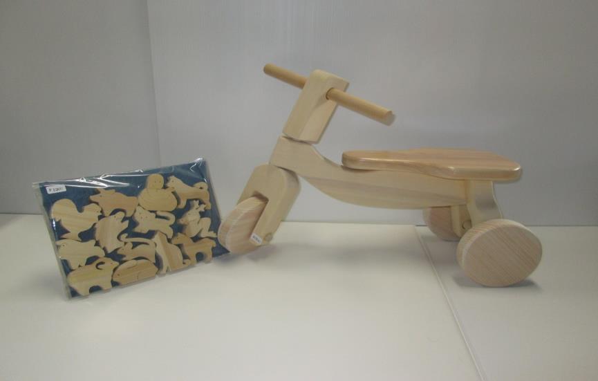 木製三輪車と干支の特産品画像