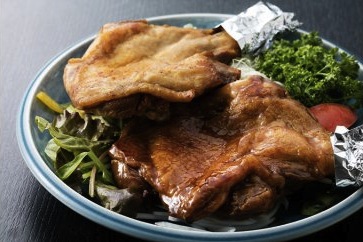 初音の鶏モモ肉のたれ焼き（２本セット）の特産品画像