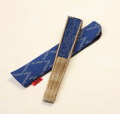 久留米絣　扇子　ハーツ紺の特産品画像