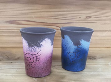 陶器　ペア　ビアカップ（ブルー・ピンク）の特産品画像