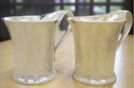有田焼 ラスターゴールド＆シルバー　ペアマグカップの特産品画像