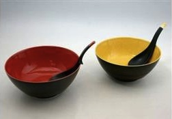 有田焼 「究極のラーメン鉢」　赤釉・山吹釉黒朱刷毛（ペア・レンゲ付）の特産品画像
