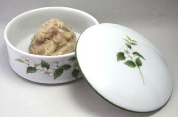地元酒粕使用「海茸粕漬」と有田焼「山吹」香蘭社謹製の特産品画像