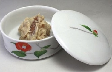 地元酒粕使用「海茸粕漬」と有田焼「つばき」香蘭社謹製の特産品画像